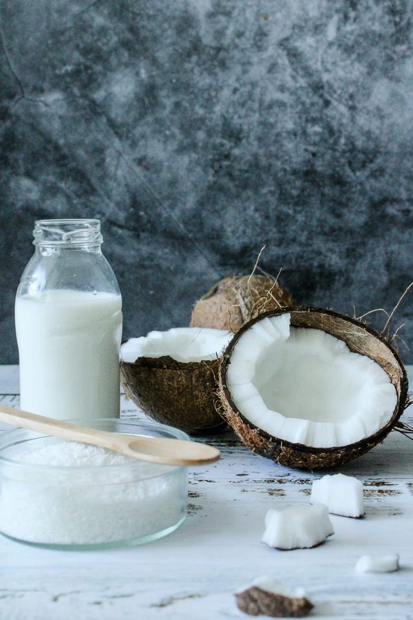 Comment réaliser un masque capillaire réparateur avec de l'huile de coco et du karité ?