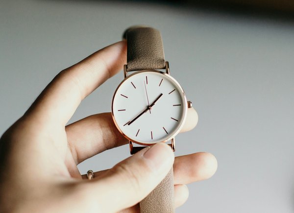 Quels modèles de montres minimalistes conviennent pour sublimer une tenue d'entrevue d'emploi?